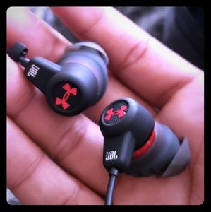 Jbl wireless earbuds.Support in iphone and Android